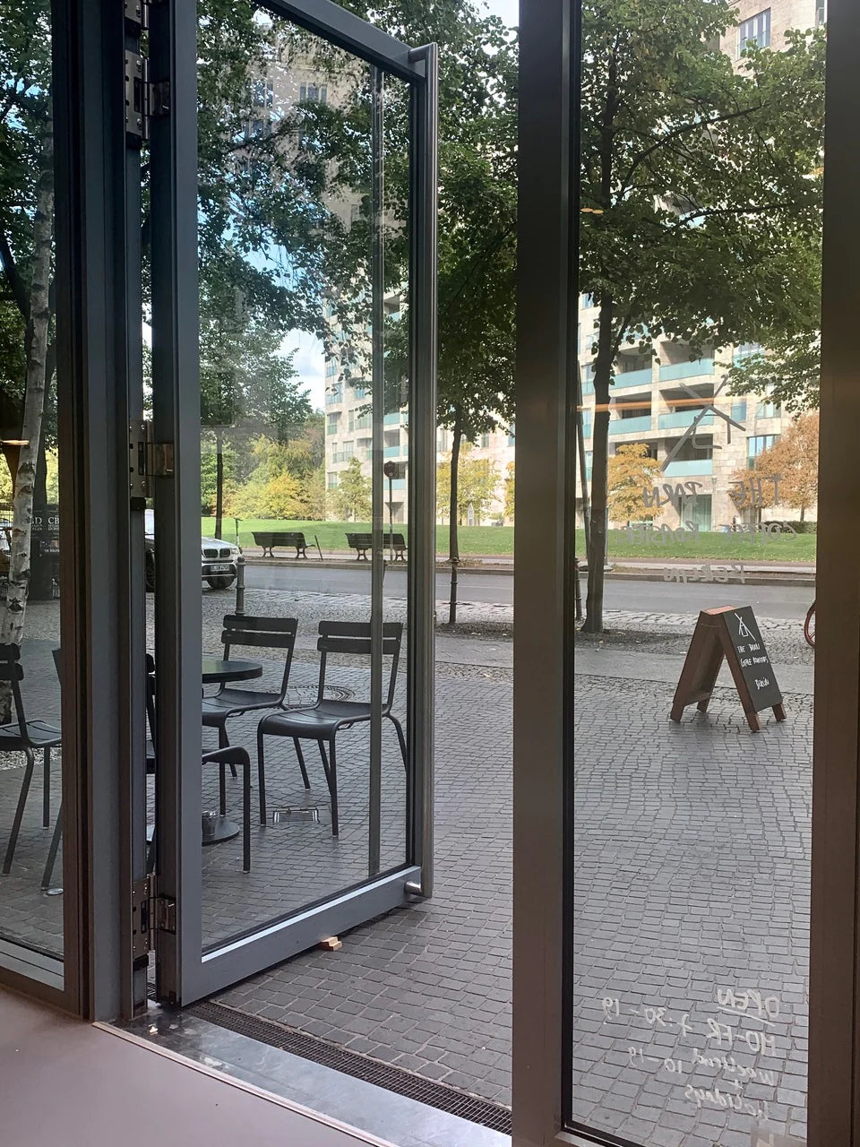 cafes_THE_BARN_Cafe_Sony_Center_2