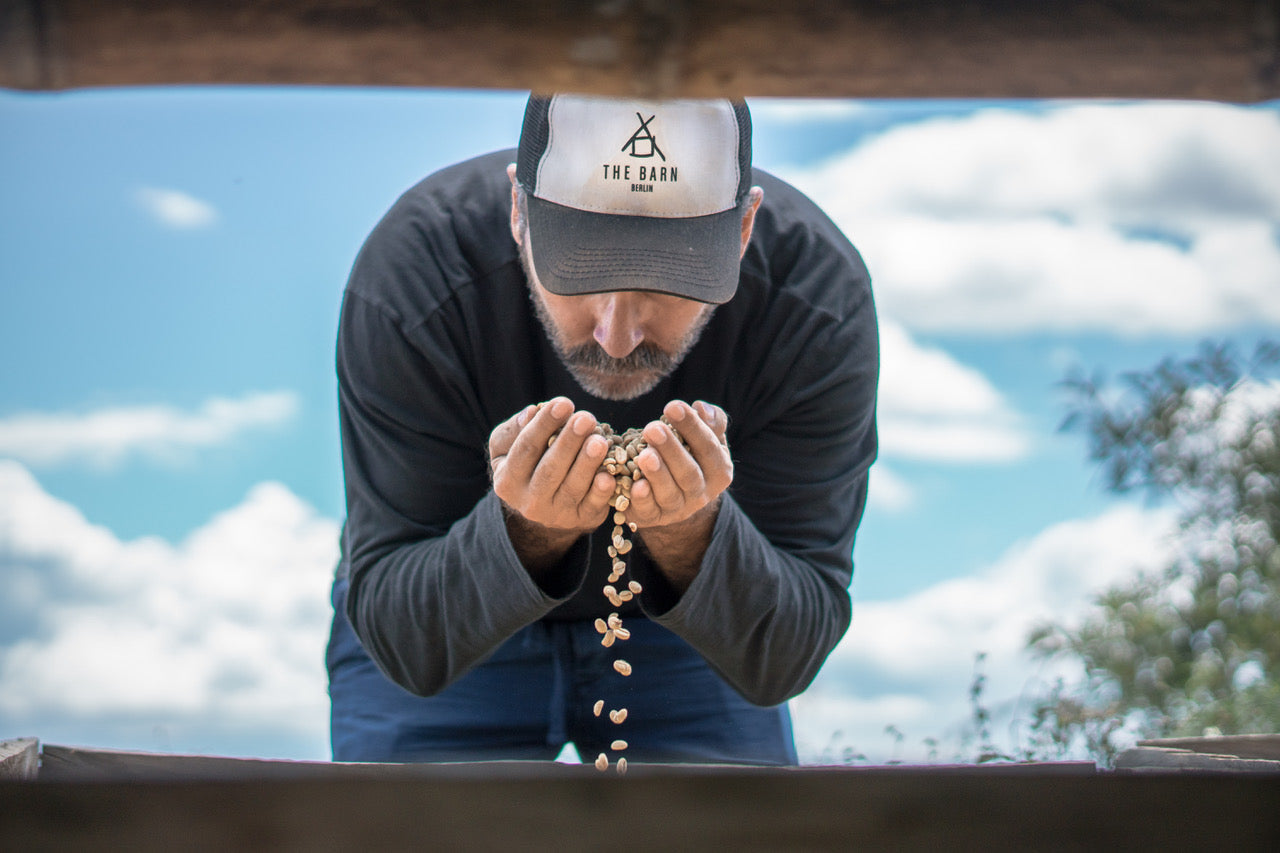 Video laden: Ralf Presenting the Story of THE BARN Coffee Roasters